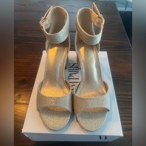 New Women’s gold dress heels. Open toe.